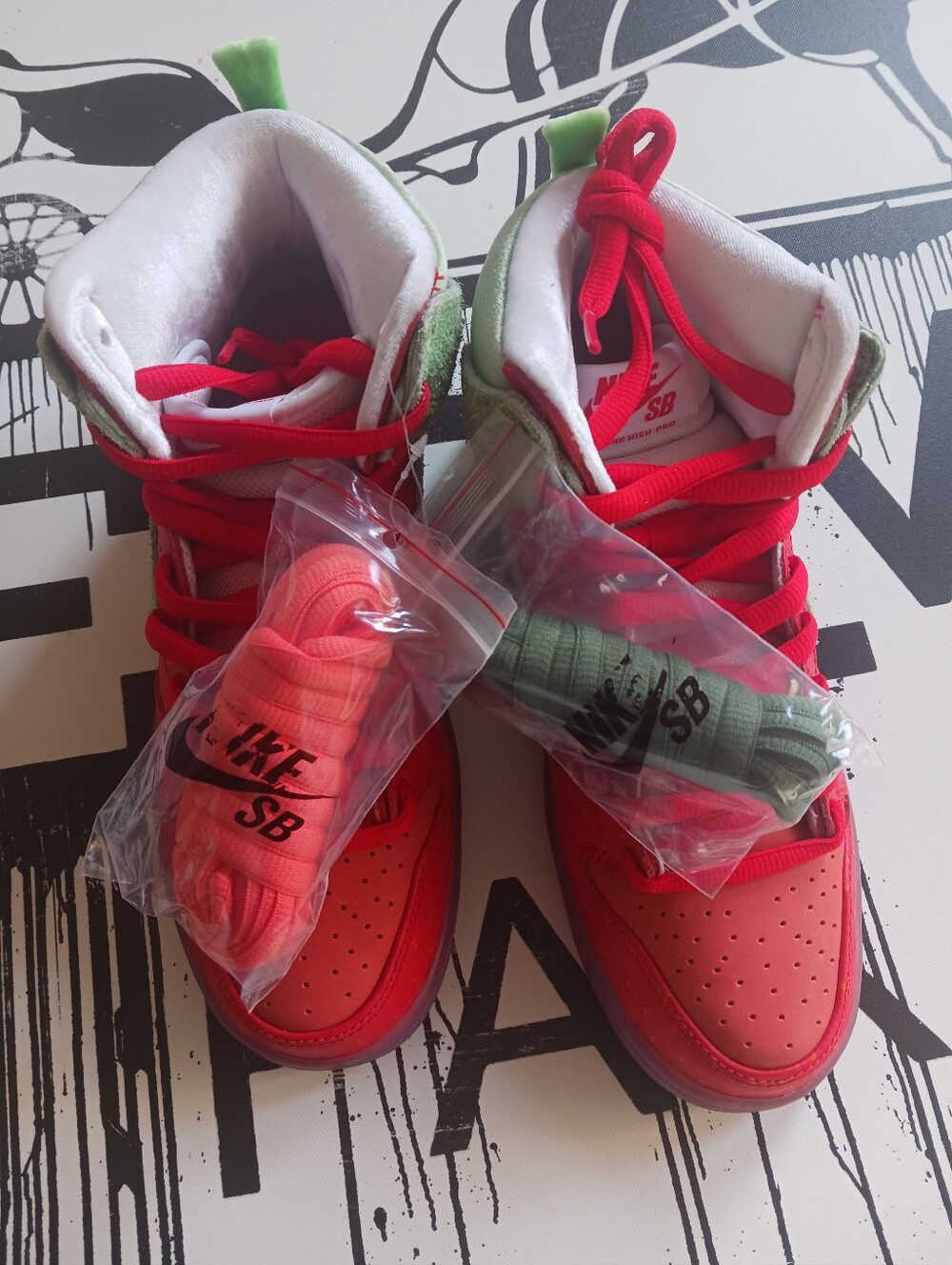 NEW Nike SB Dunk High Sneakers Strawberry Cough, Size EU 40, UK 6, US 7 - Picture 4 of 12